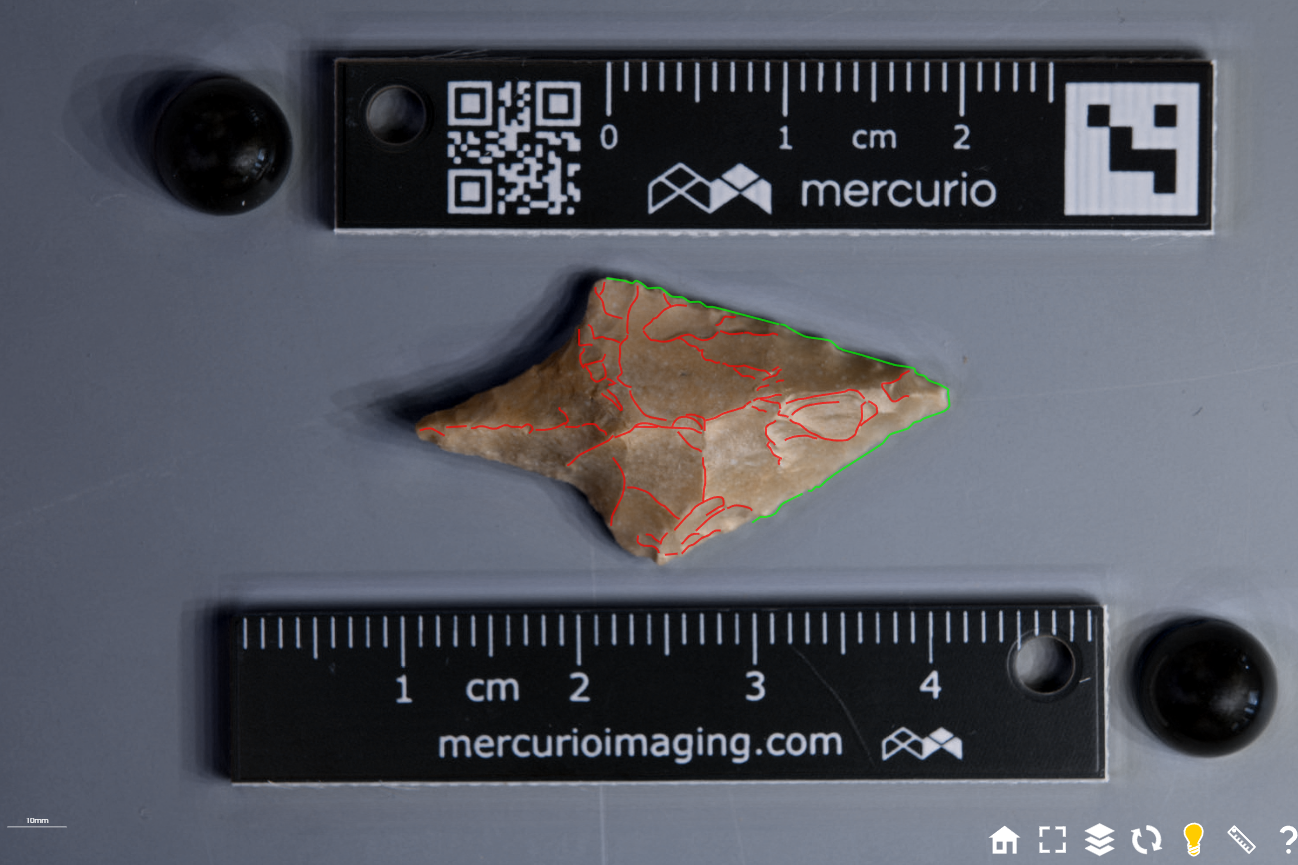 Photographie d'une pointe de flèche réalisée par RTI avec une vectorisation des traces d'enlèvements.