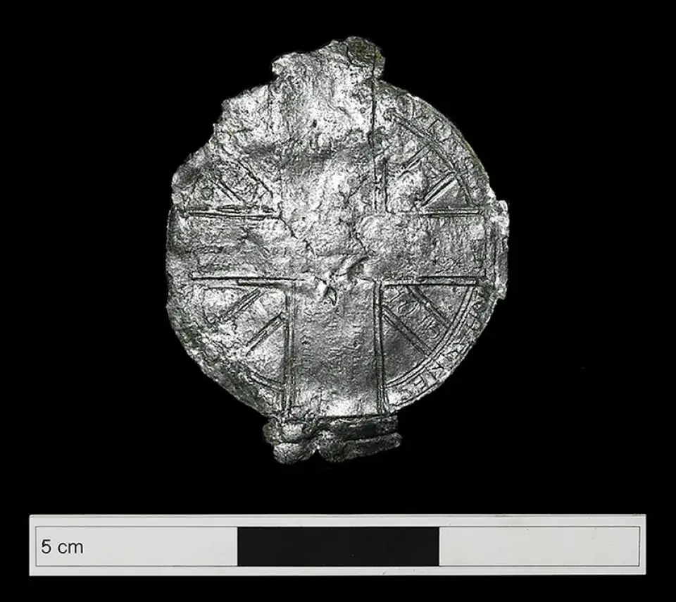 Photographie par RTI de la plaque d'Eadgyvu (Roman Baths Museum)